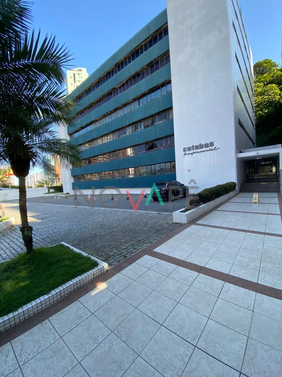 https://static.arboimoveis.com.br/SA0002_ALBERT/salaparalocacaocaminhodasarvoressalvadorba_1627617034433.jpeg