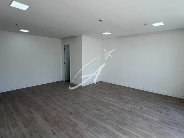 Sala com 36m², para alugar, no bairro Vila Regente Feijó em São Paulo