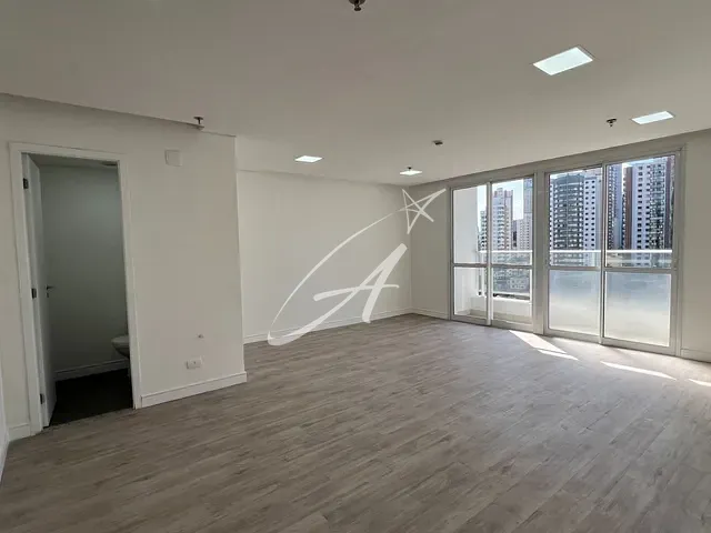 Sala com 36m², para alugar, no bairro Vila Regente Feijó em São Paulo