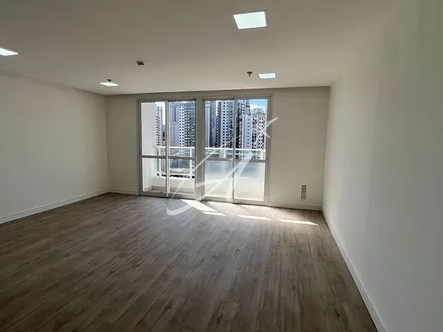 Sala com 36m², para alugar, no bairro Vila Regente Feijó em São Paulo
