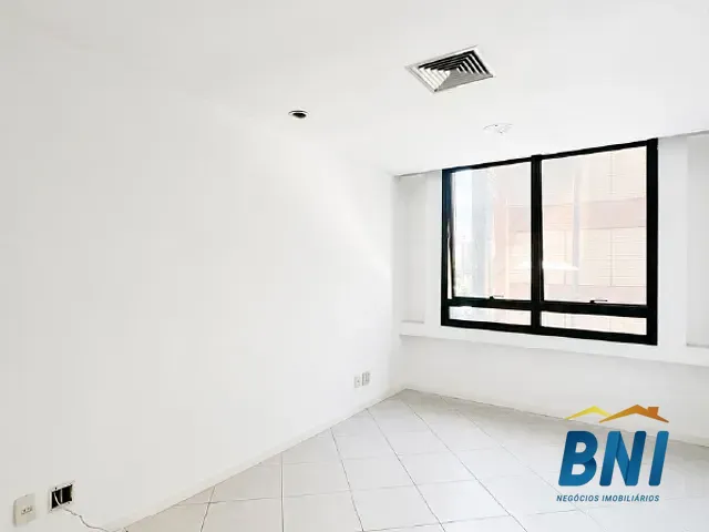 Sala à venda, no bairro Barra da Tijuca em Rio de Janeiro