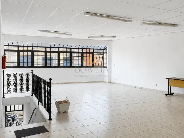 Sala com 306m², para alugar, no bairro Centro em Piracaia