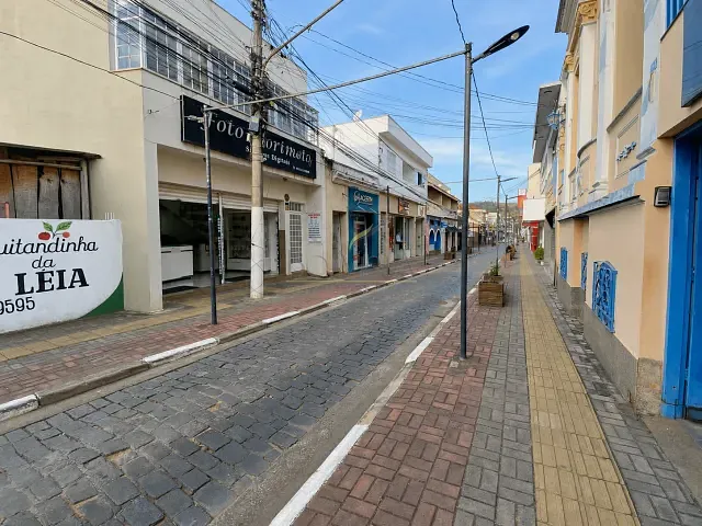 Sala com 306m², para alugar, no bairro Centro em Piracaia
