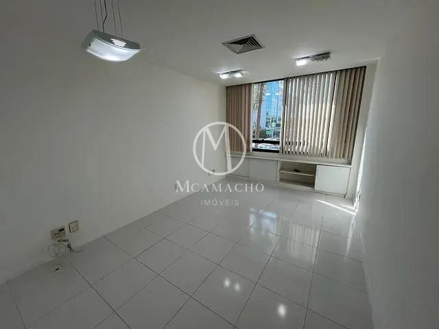 Sala à venda, no bairro Barra da Tijuca em Rio de Janeiro