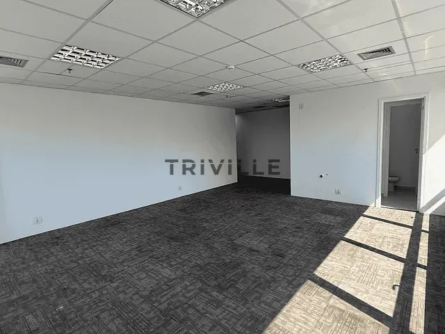 Sala para alugar, no bairro Dezoito do Forte Empresarial/Alphaville. em Barueri