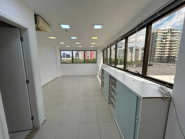 Sala à venda, no bairro Barra da Tijuca em Rio de Janeiro