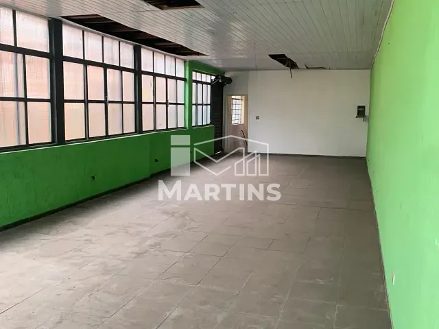 Sala à venda ou para alugar, no bairro Vila Iasi em Taboão da Serra