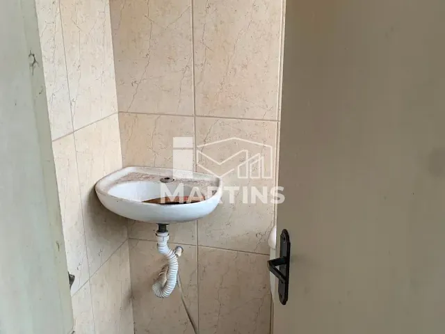 Sala à venda ou para alugar, no bairro Vila Iasi em Taboão da Serra