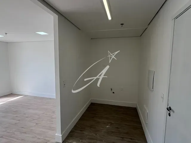 Sala com 36m², para alugar, no bairro Vila Regente Feijó em São Paulo