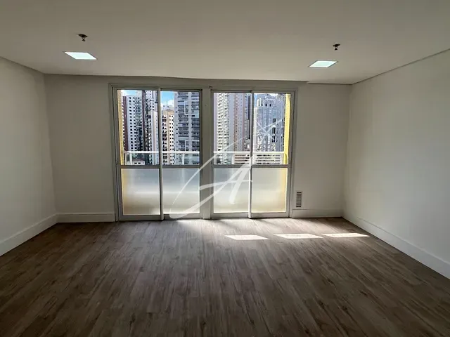 Sala com 36m², para alugar, no bairro Vila Regente Feijó em São Paulo
