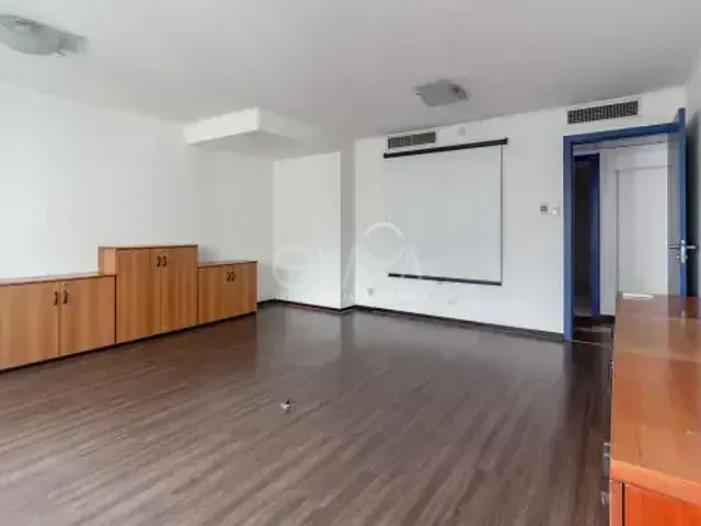 Sala à venda, no bairro Moema em São Paulo
