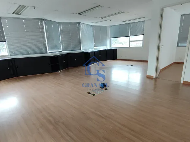 Sala à venda, no bairro Vila Madalena em São Paulo