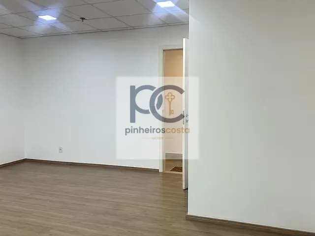 Sala com 32m², para alugar, no bairro Santo Amaro em São Paulo