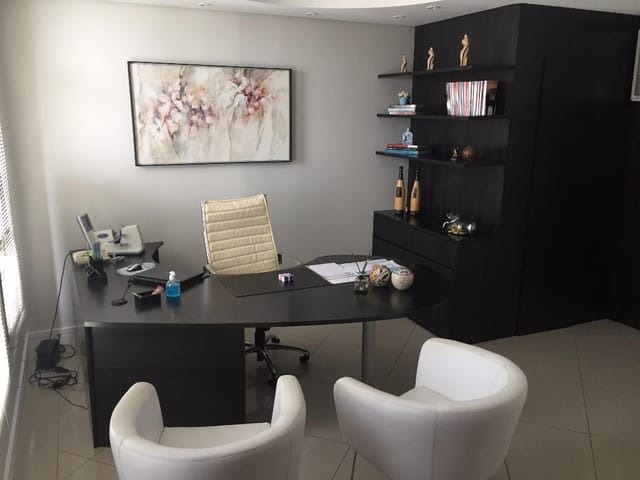 Foto do Sala - Aluga-se Belíssimo Consultório, Completamente Mobiliado, No Prédio mais Requisitado do Aquarius! | RUSSI IMÓVEIS