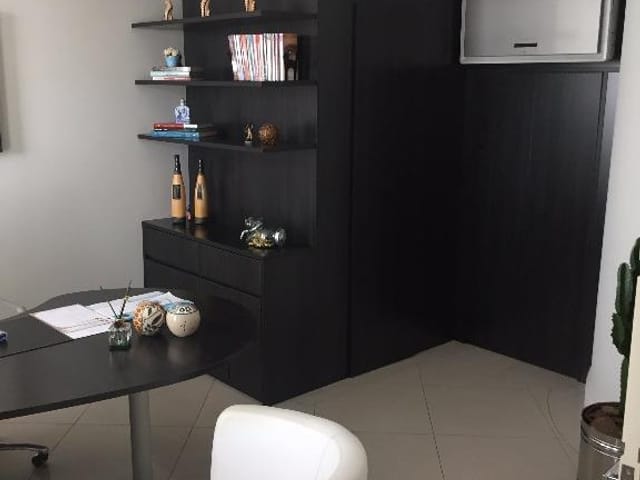 Foto do Sala - Aluga-se Belíssimo Consultório, Completamente Mobiliado, No Prédio mais Requisitado do Aquarius! | RUSSI IMÓVEIS