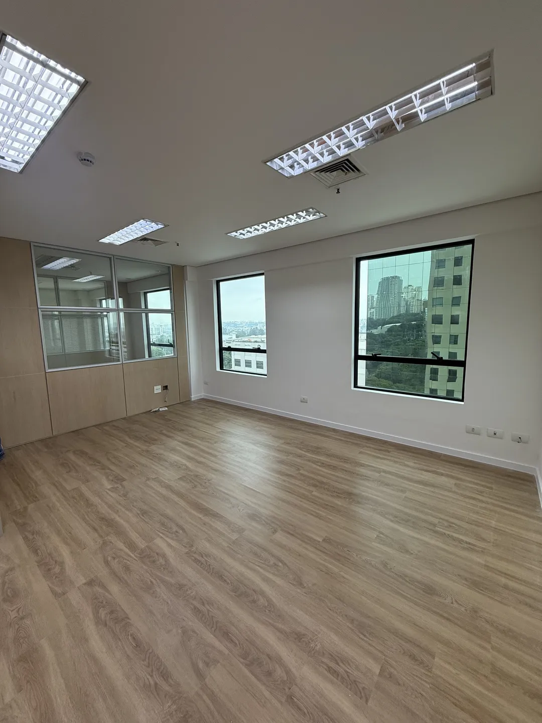Sala Comercial Equipada para Locação em Alphaville