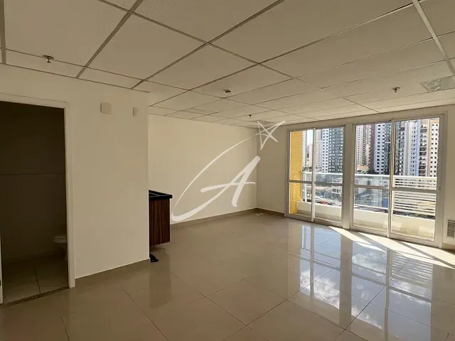 Sala com 38m², para alugar, no bairro Vila Regente Feijó em São Paulo