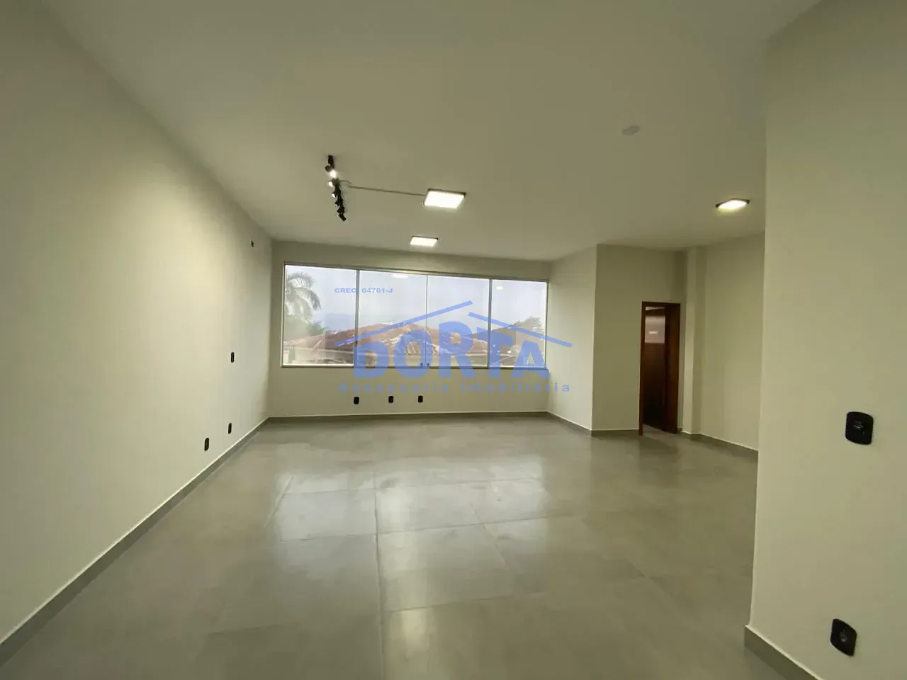 Sala Comercial na Avenida Garibaldi - Vila A