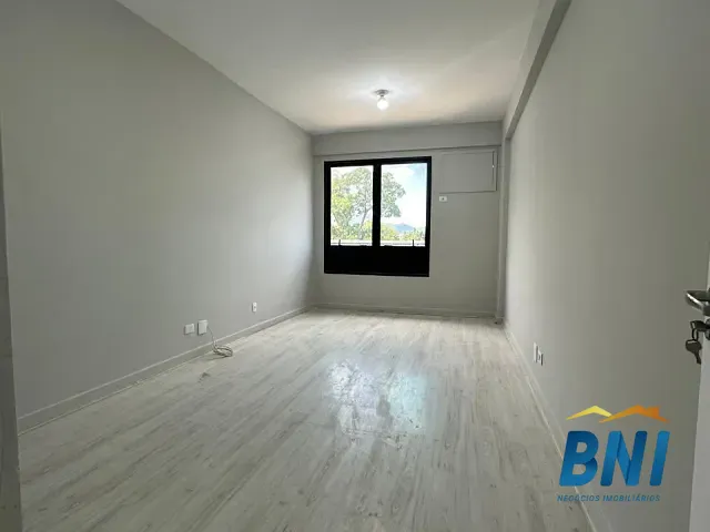 Sala à venda ou para alugar, no bairro Freguesia (Jacarepaguá) em Rio de Janeiro