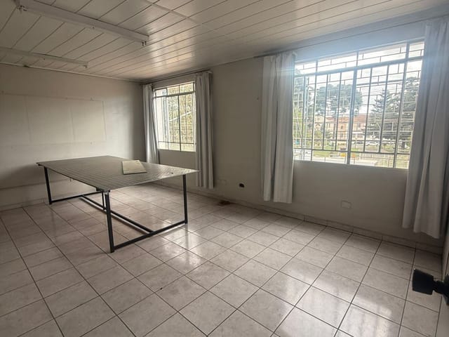 Sala com 205m², para alugar, no bairro Novo Mundo em Curitiba