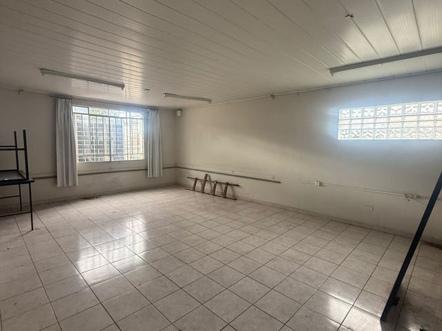 Sala com 205m², para alugar, no bairro Novo Mundo em Curitiba