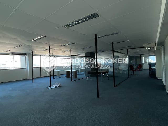 Sala com 952m², para alugar, no bairro Dezoito do Forte Empresarial/Alphaville. em Barueri