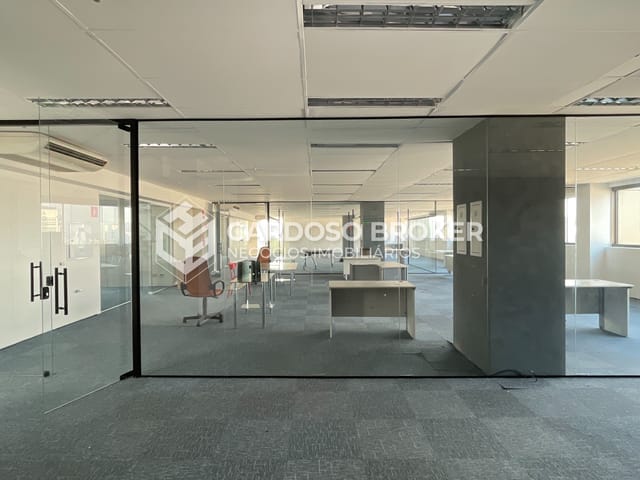 Sala com 952m², para alugar, no bairro Dezoito do Forte Empresarial/Alphaville. em Barueri