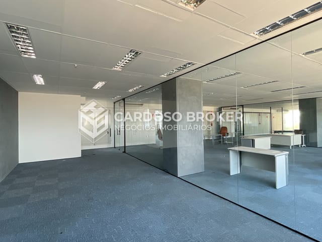 Sala com 952m², para alugar, no bairro Dezoito do Forte Empresarial/Alphaville. em Barueri