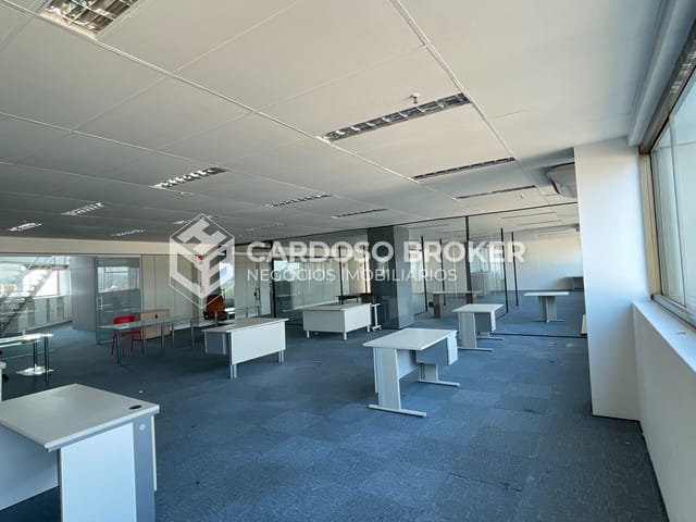 Sala com 952m², para alugar, no bairro Dezoito do Forte Empresarial/Alphaville. em Barueri