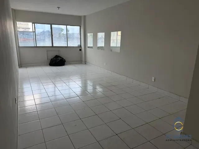 Sala à venda ou para alugar, no bairro Madureira em Rio de Janeiro