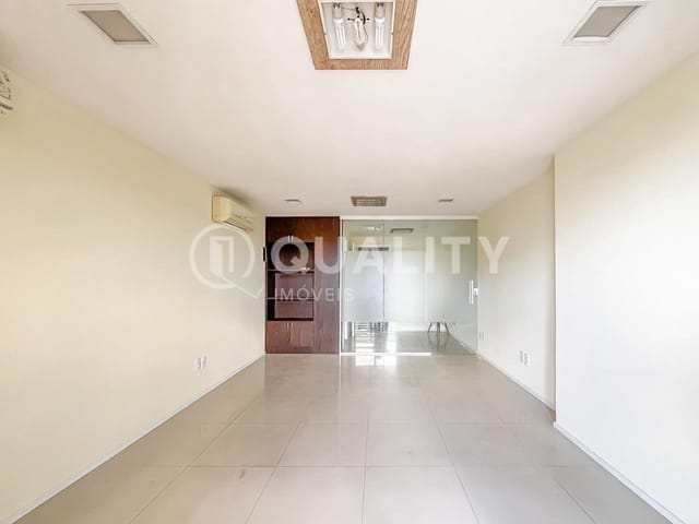 Sala à venda, no bairro Pici em Fortaleza