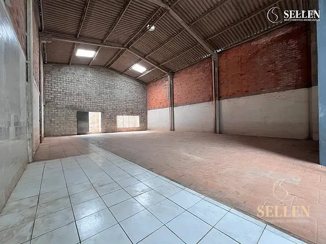 Galpão / Barracão com 363m², para alugar, no bairro São Geraldo em Porto Alegre