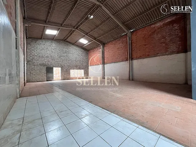 Galpão / Barracão com 363m², para alugar, no bairro São Geraldo em Porto Alegre