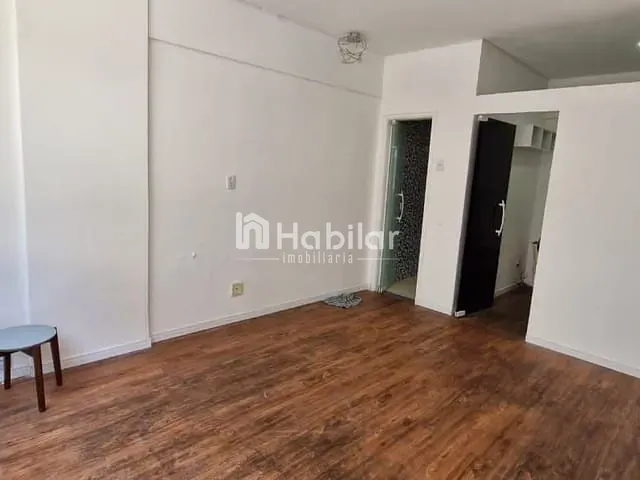 Sala à venda, no bairro Barra em Salvador