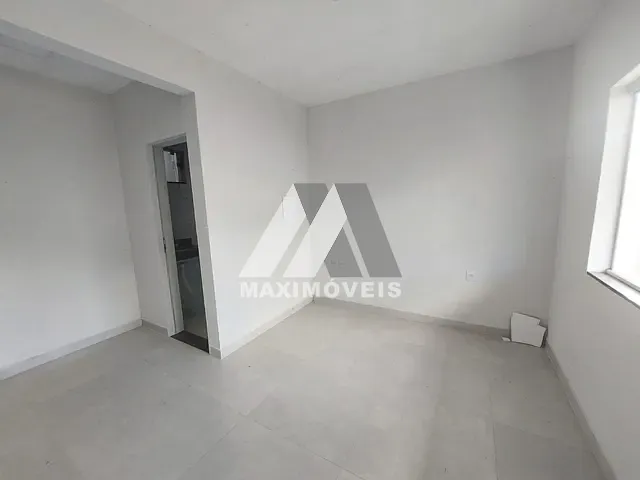 Loja com 140m², para alugar, no bairro Centro em Araçuaí