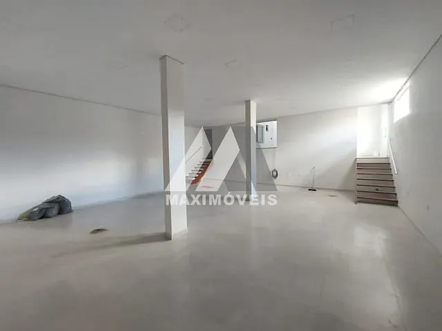 Loja com 140m², para alugar, no bairro Centro em Araçuaí