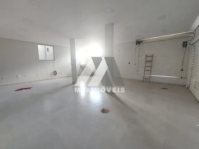 Loja com 140m², para alugar, no bairro Centro em Araçuaí