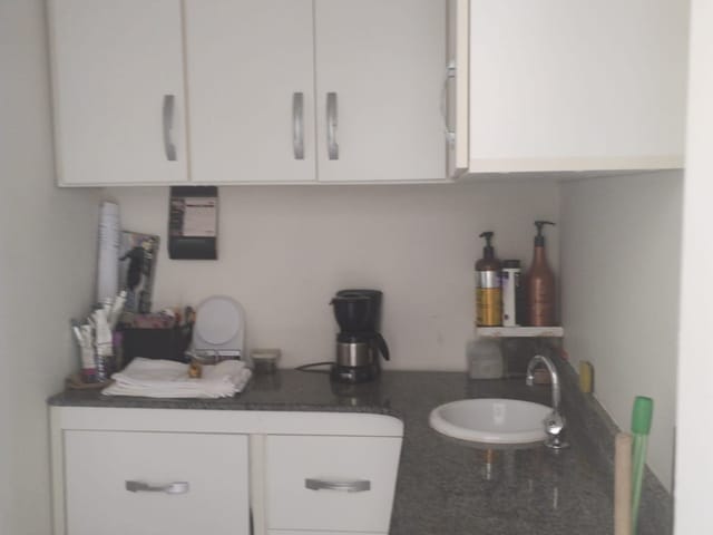Sala com 32m², à venda ou para alugar, no bairro Centro em Pindamonhangaba