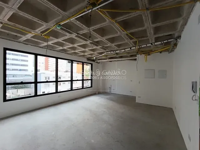 Conjunto comercial com 69m², à venda, no bairro Centro em Curitiba