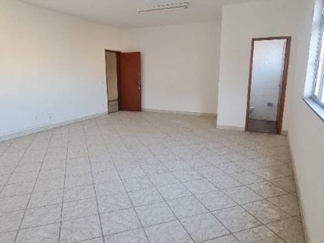 Sala para alugar, no bairro Centro em Juiz de Fora