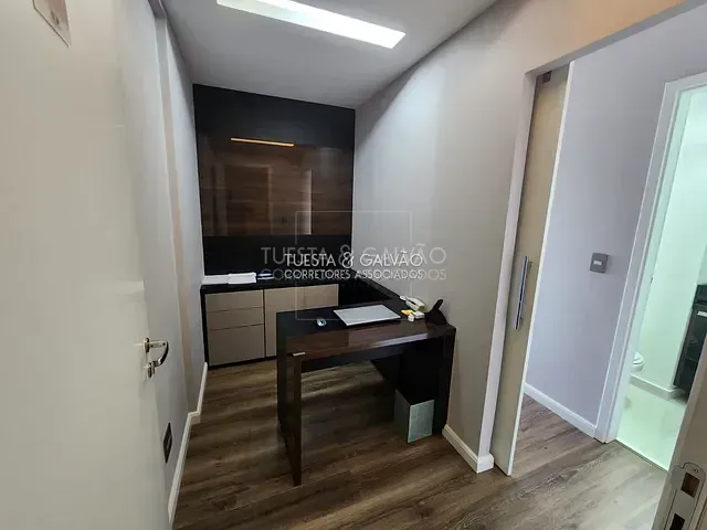 Conjunto comercial com 74m², à venda, no bairro Centro em Curitiba