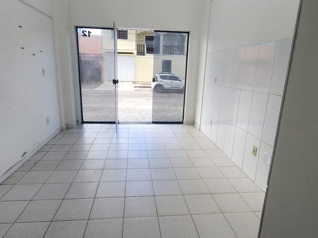 Sala com 60m², para alugar, no bairro Braga em Cabo Frio