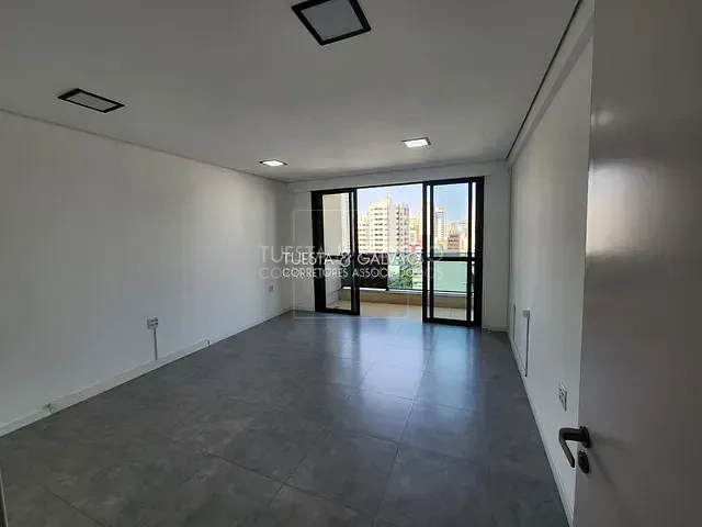 Conjunto comercial com 74m², à venda, no bairro Centro em Curitiba