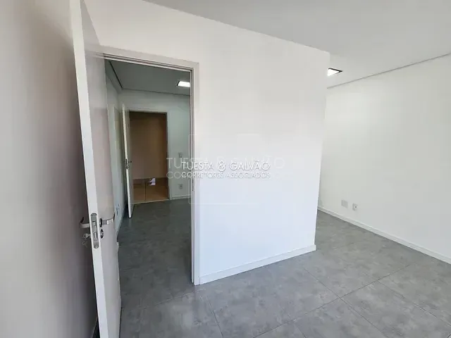 Conjunto comercial com 74m², à venda, no bairro Centro em Curitiba