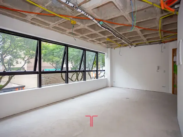 Sala com 68m², à venda ou para alugar, no bairro Centro em Curitiba
