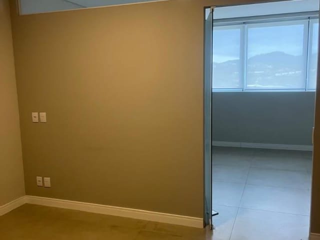 Sala à venda ou para alugar, no bairro Vila Mogilar em Mogi das Cruzes