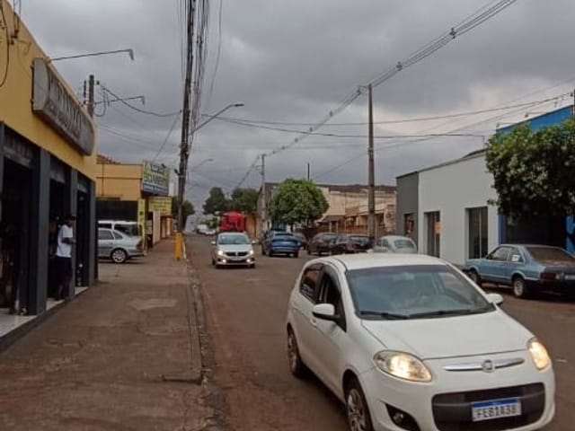 Sala à venda ou para alugar, no bairro Centro em Cambé