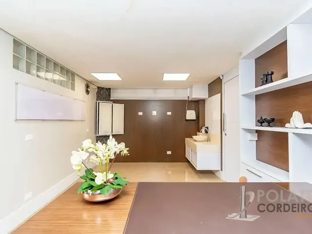 Sala à venda ou para alugar, no bairro Centro em Curitiba