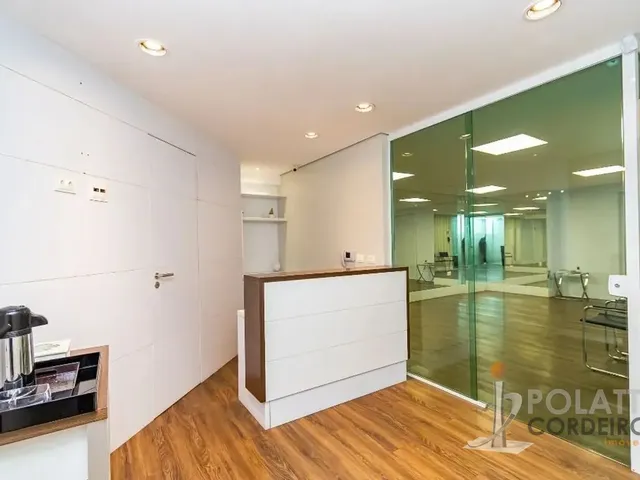 Sala à venda ou para alugar, no bairro Centro em Curitiba