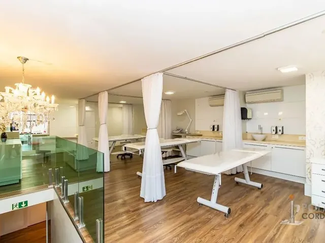 Sala à venda ou para alugar, no bairro Centro em Curitiba